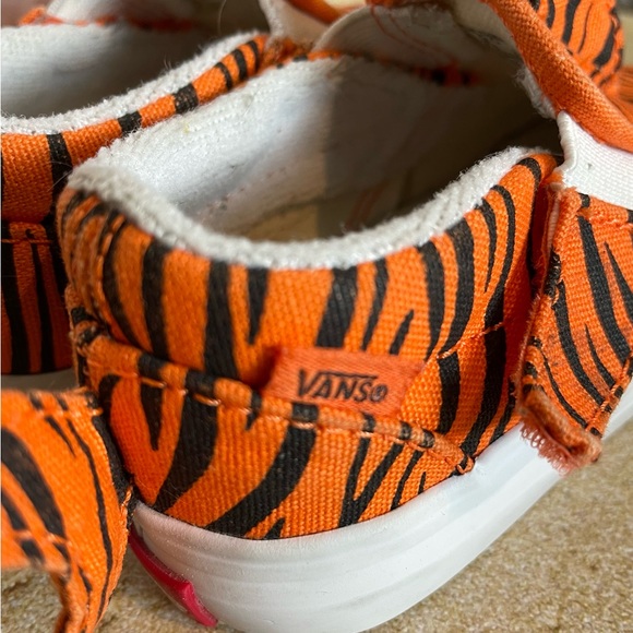 VANS•TIGER SHARK•TODDLER SIZE 5 - Picture 4 of 6